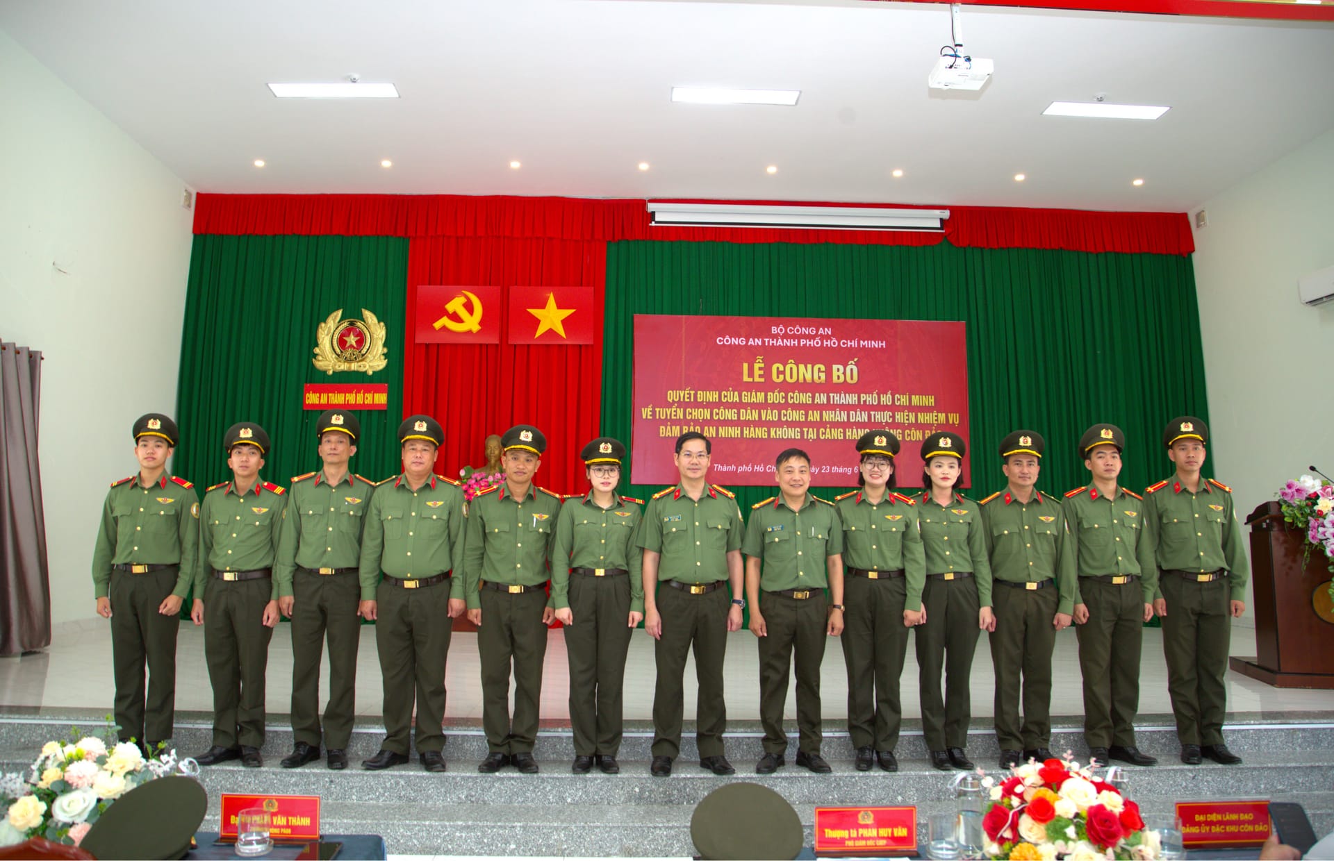 11 ANHK cùng 2 Đc CA TP.jpg