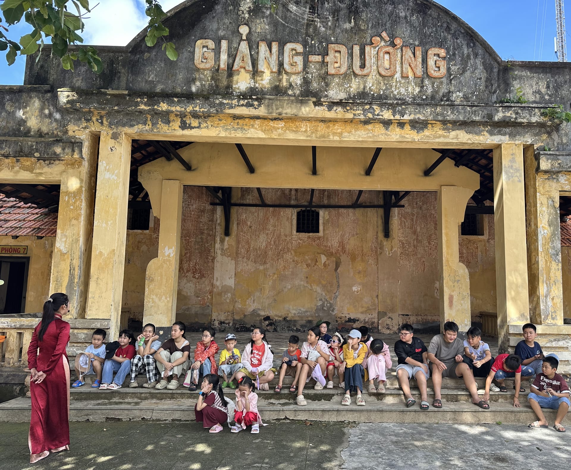 Các bạn nhỏ nghe chia sẻ về Trại Phú Hải -1.jpg
