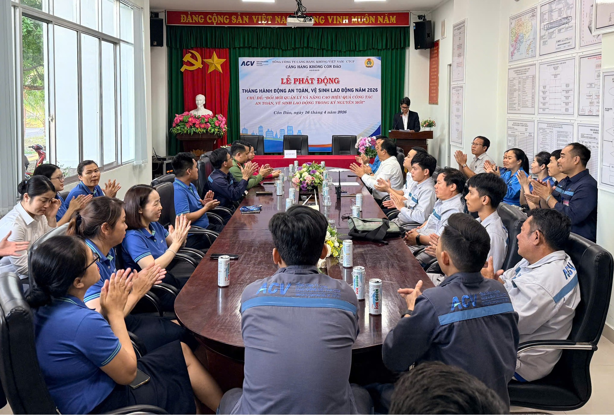 Giới thiệu đại biểu.jpg