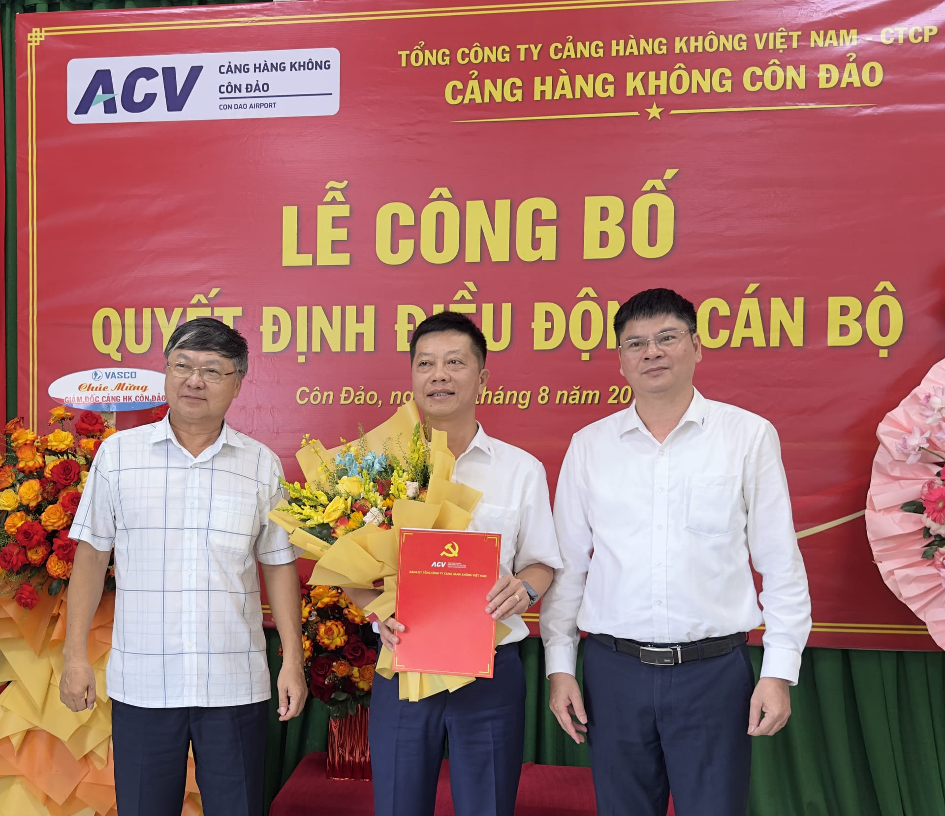 Ông Lưu Việt Hùng nhận quyết định điều động.jpg