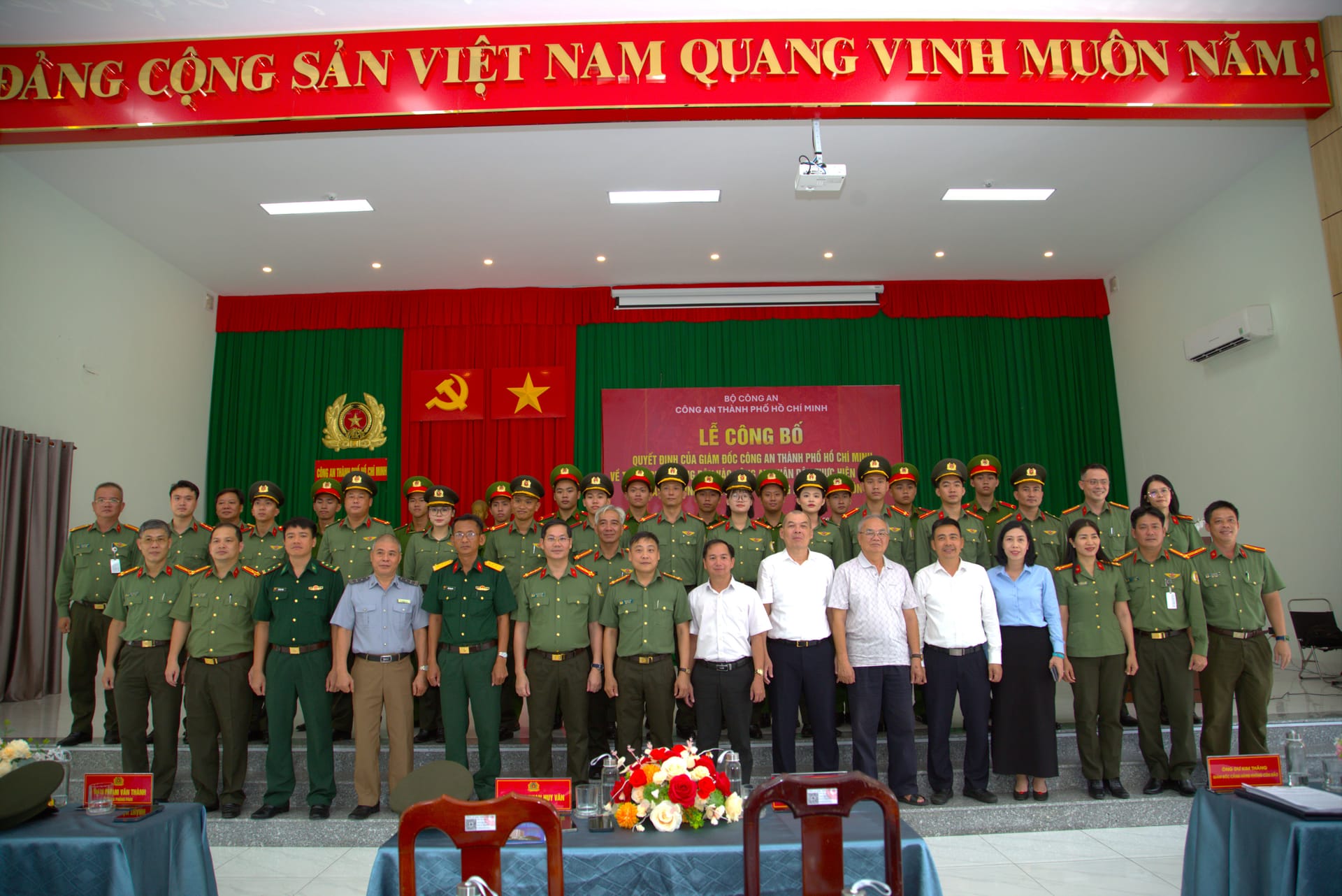 Trao QĐ - Tập thể tham dự.jpg