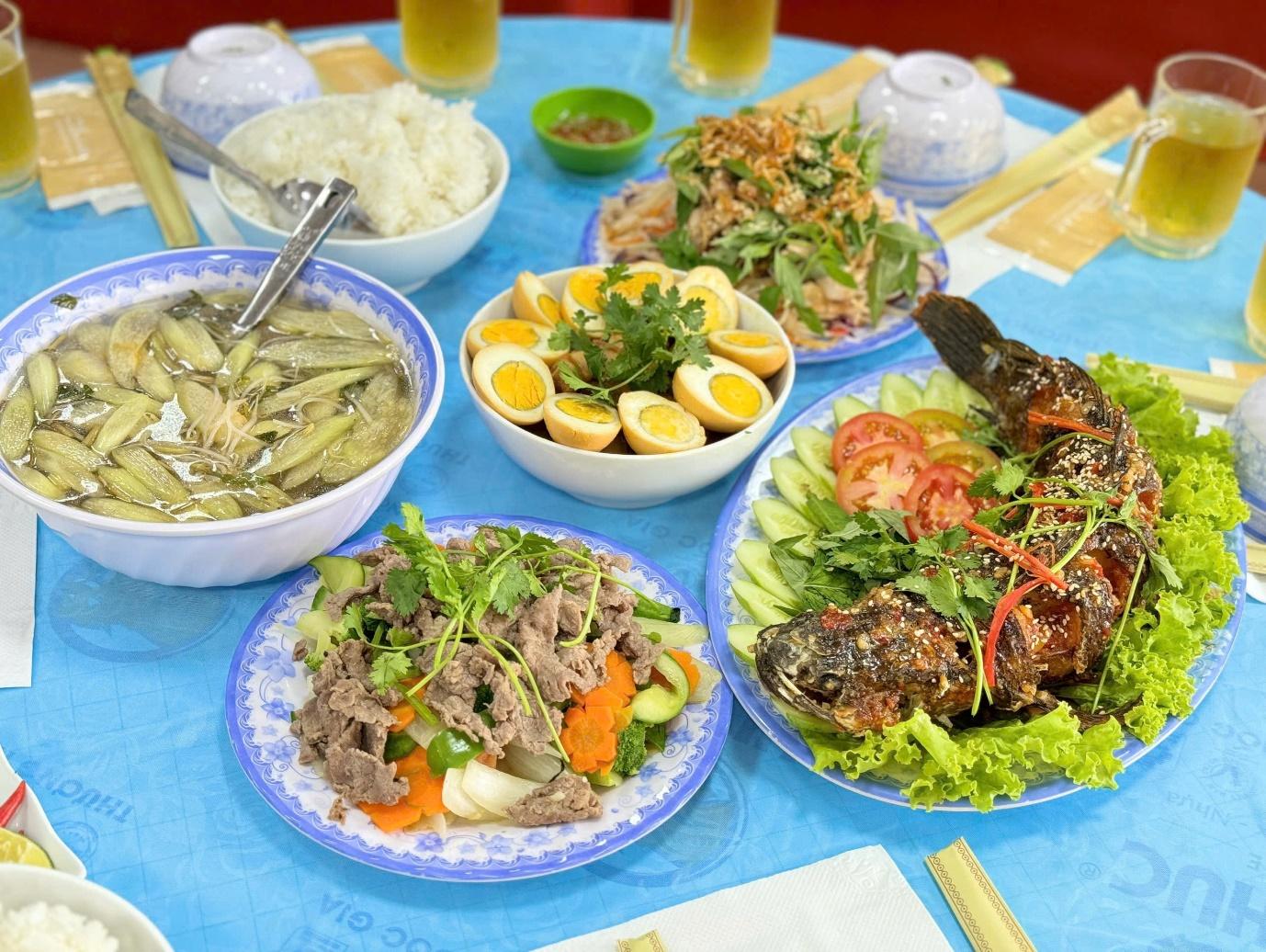 A table with plates of foodAI-generated content may be incorrect.