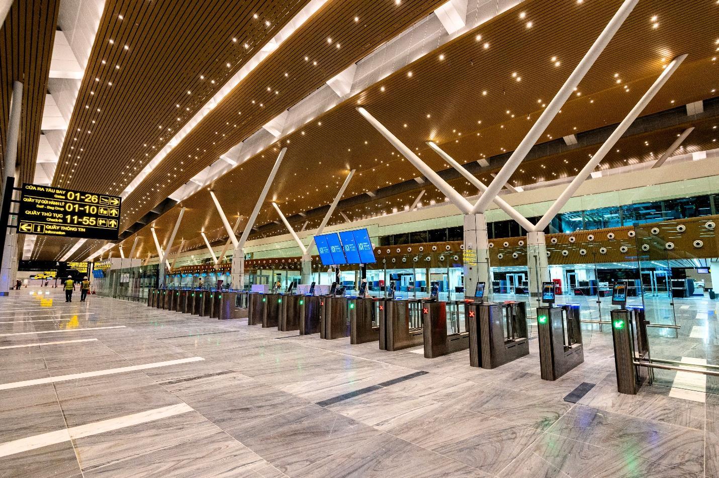 A large airport terminal with a large buildingAI-generated content may be incorrect.
