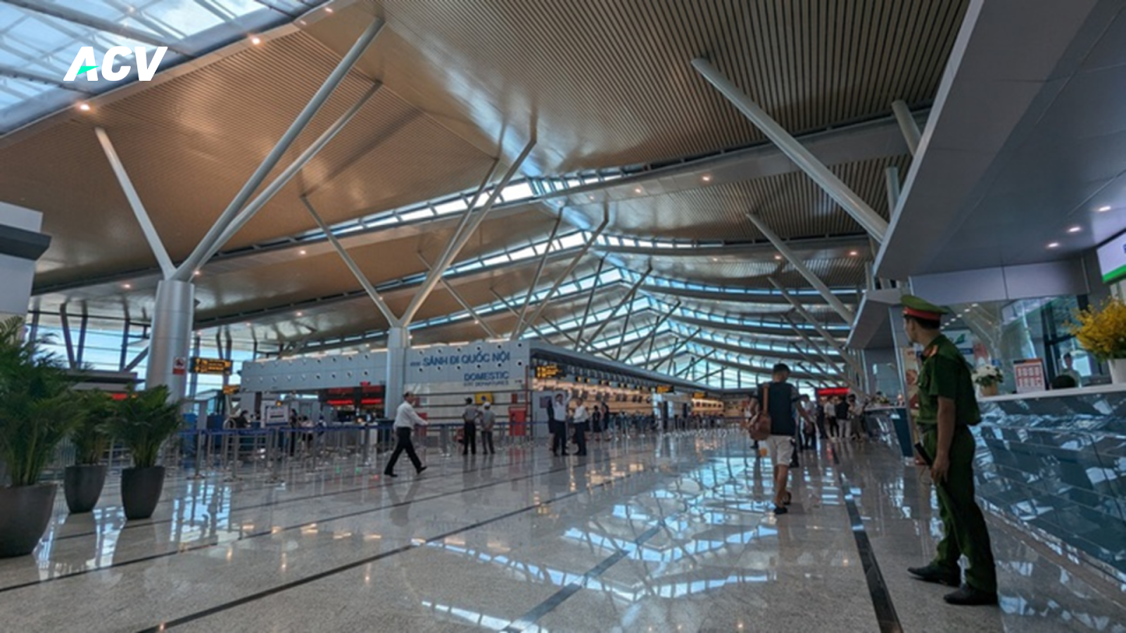 People walking in a large airportAI-generated content may be incorrect.