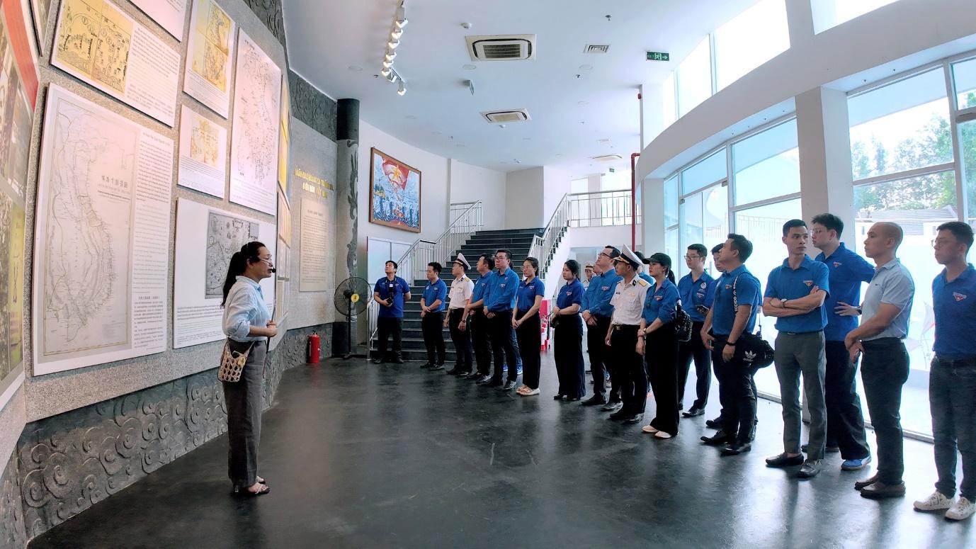A group of people standing in a lineAI-generated content may be incorrect.