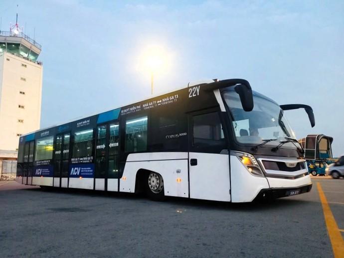 A bus parked on the streetAI-generated content may be incorrect.