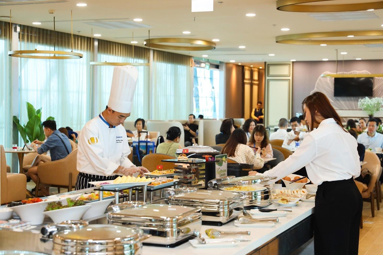 A group of people in a restaurantAI-generated content may be incorrect.