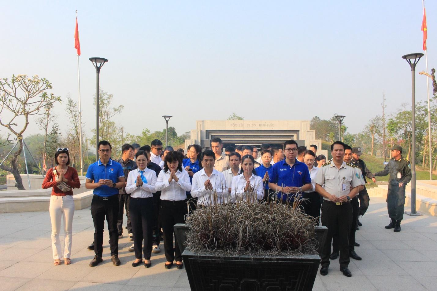 A group of people standing outsideDescription automatically generated