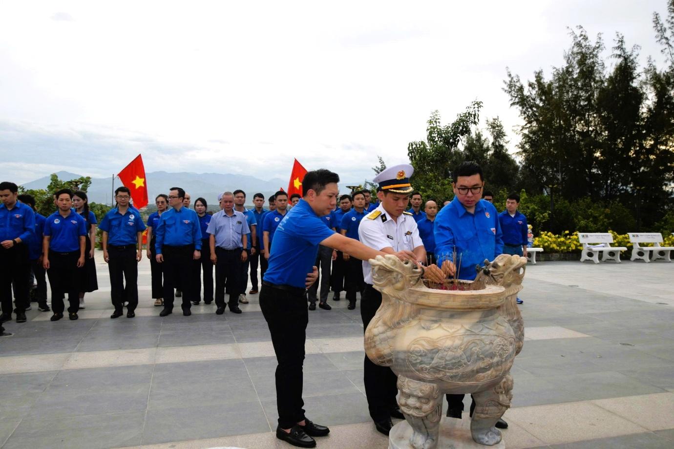 A group of people standing around a statueAI-generated content may be incorrect.