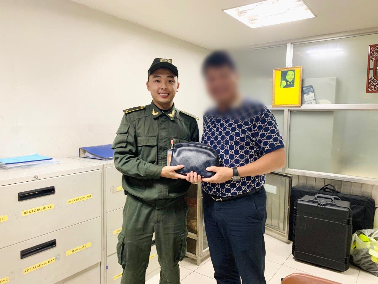01 đồng chí An ninh cơ động Nội Bài bàn giao chiếc ví cho anh Le Anh T