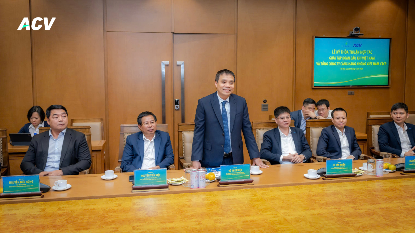 A group of people sitting at a tableAI-generated content may be incorrect.