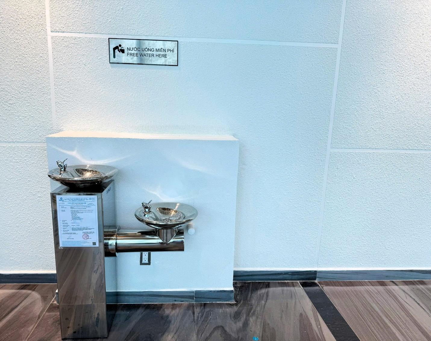 A water fountain in a roomAI-generated content may be incorrect.