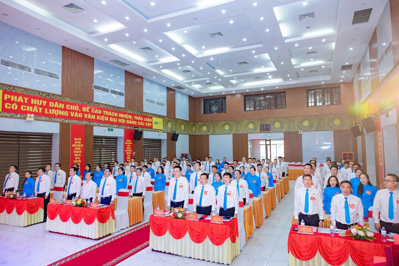 Ảnh có chứa người, trong nhà, trang phục, nhómNội dung do AI tạo ra có thể không chính xác.