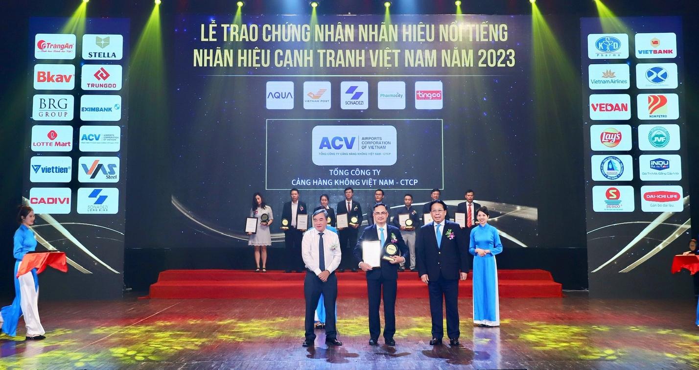A group of people standing on a stageDescription automatically generated