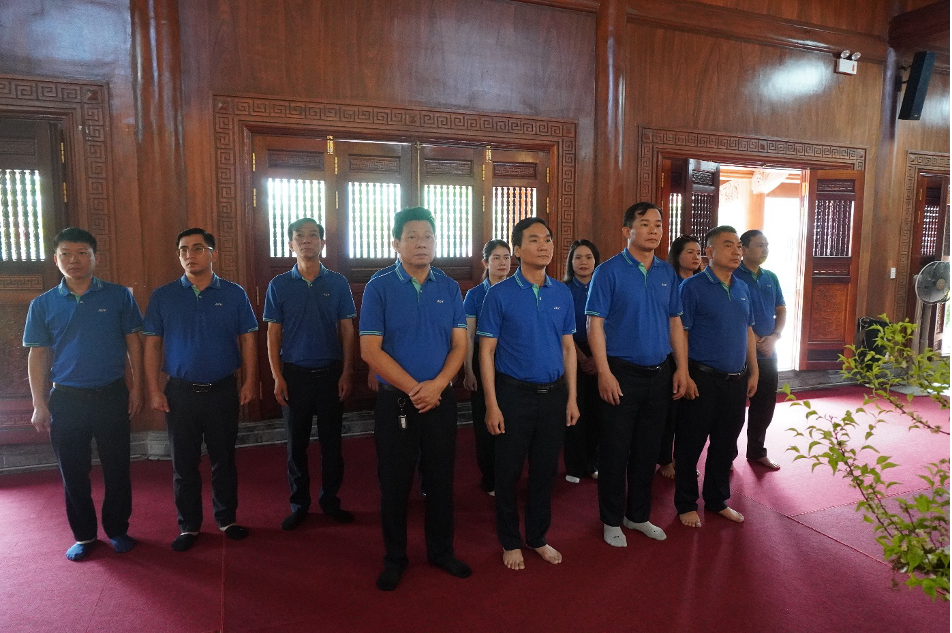 Đoàn công tác tại phòng tưởng niệm