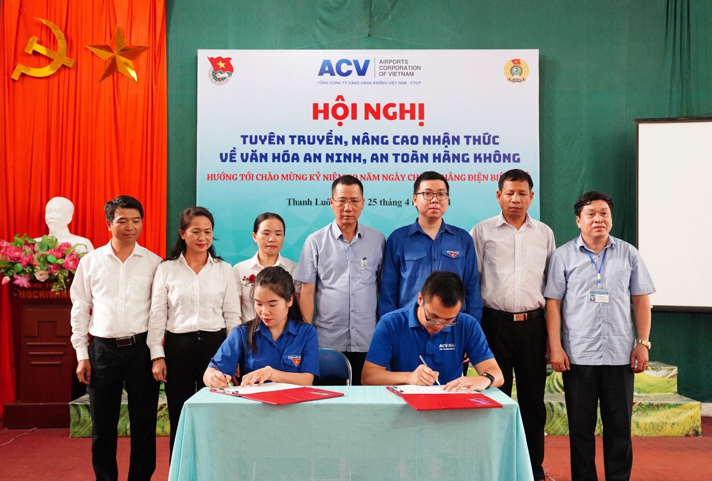 A group of people standing in front of a signDescription automatically generated