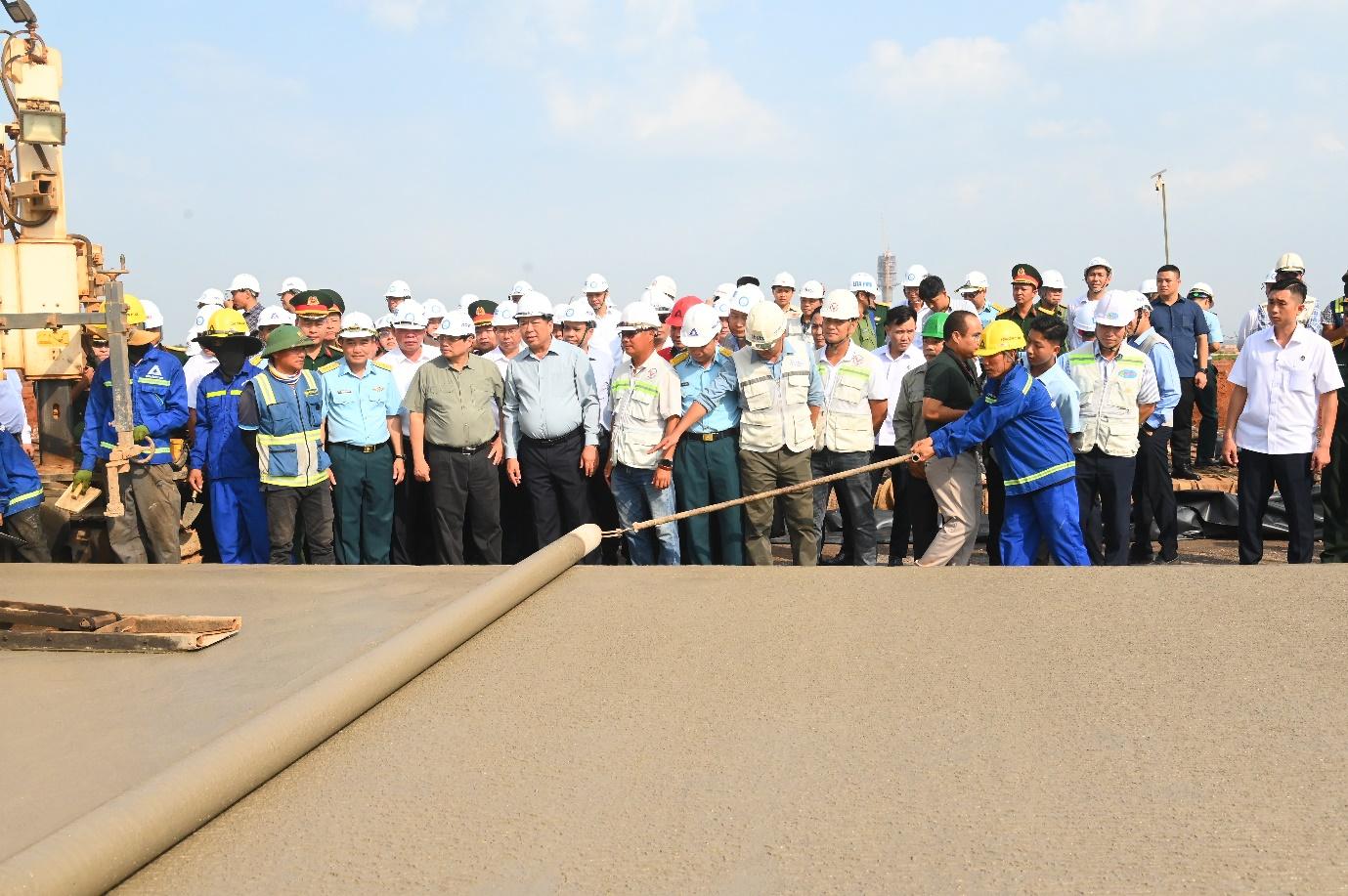 A group of people in hard hatsAI-generated content may be incorrect.