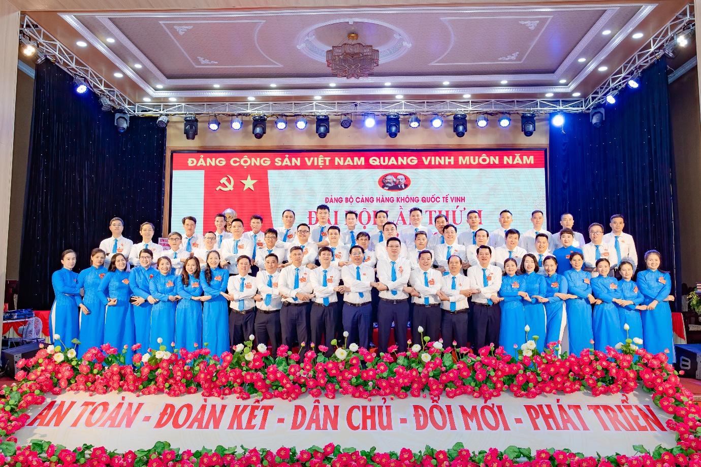 Ảnh có chứa trong nhà, người, trang phục, hoaNội dung do AI tạo ra có thể không chính xác.