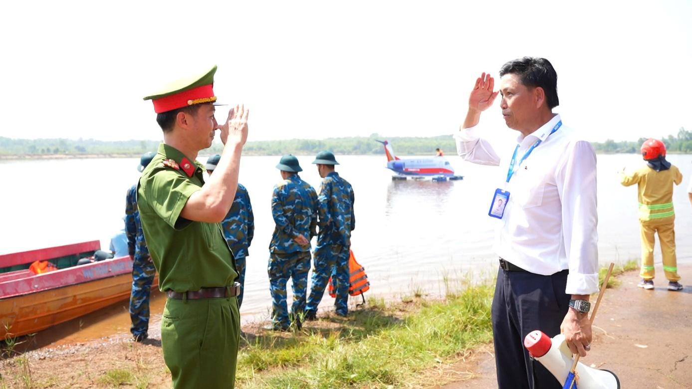 D:\TRANG\12. HÌNH ẢNH\2025\18.04.2025 Diễn tập khẩn nguy\z6535590057164_22d962cd0c28fe220a50d67335fd84e0.jpg
