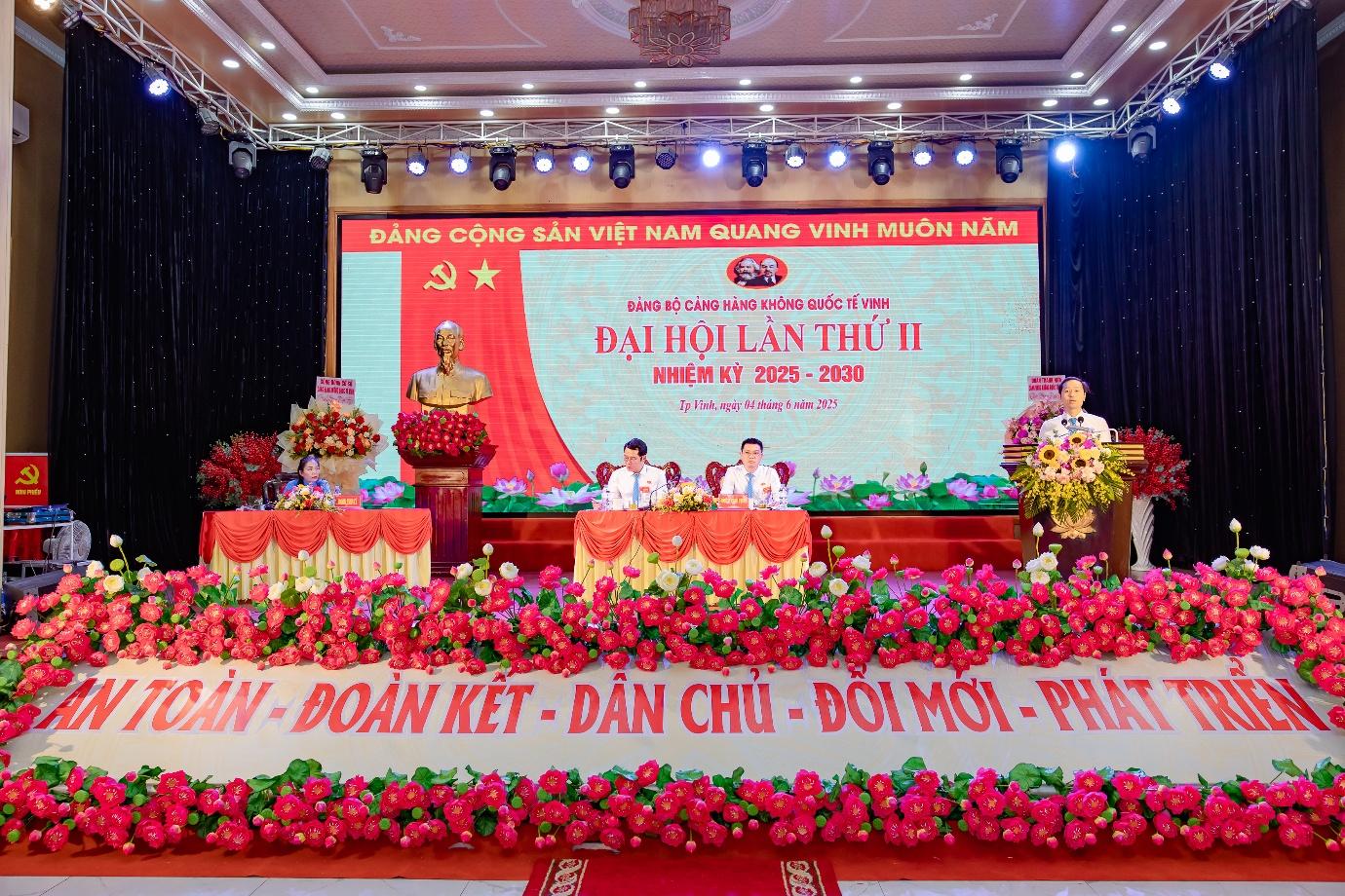 Ảnh có chứa văn bản, trong nhà, rộng lớn, hoaNội dung do AI tạo ra có thể không chính xác.