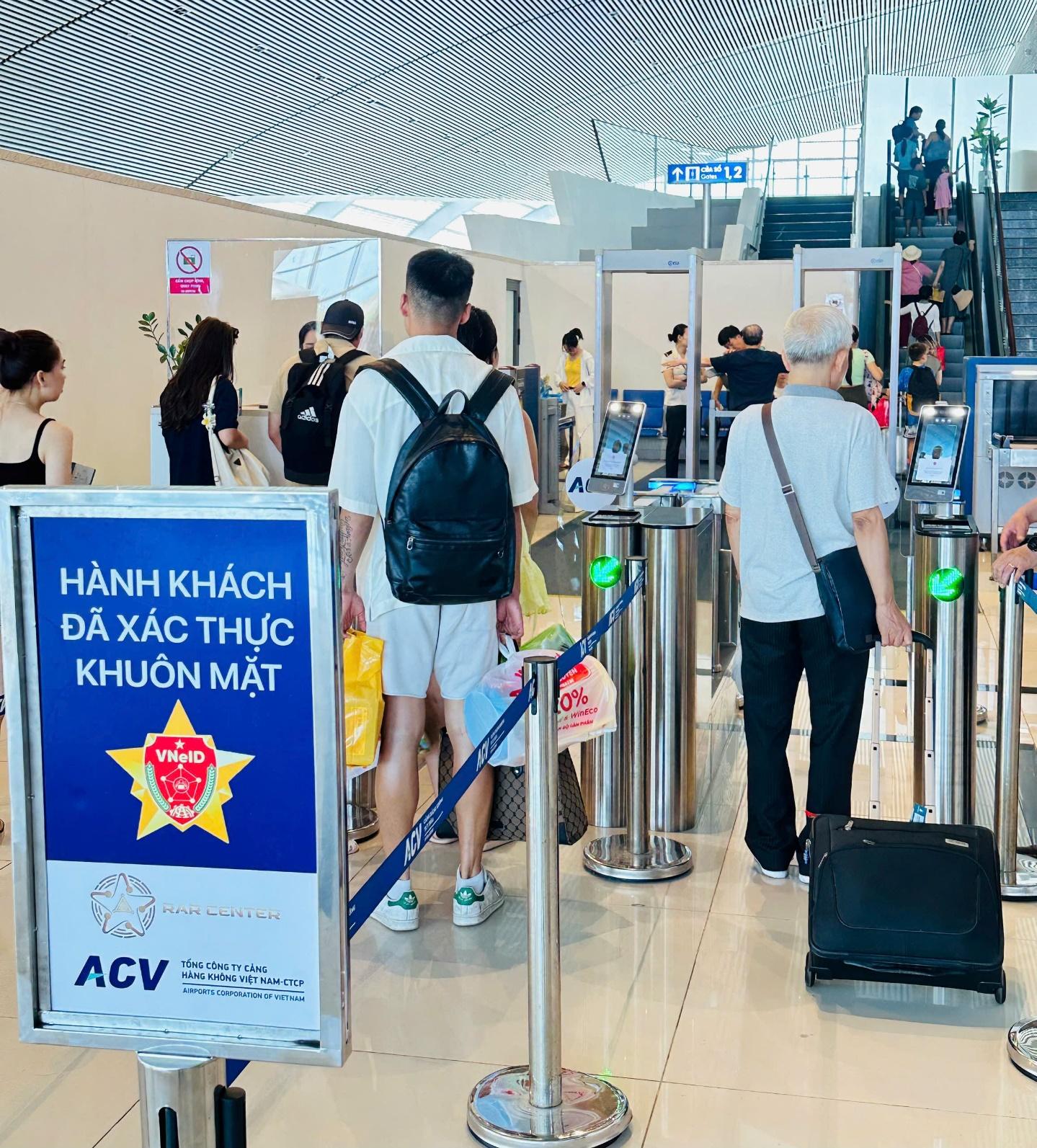 https://www.vietnamairport.vn/uploads/tuyhoaairport/users/5a44b35fe56da62af825/images/2025/sinh%20tr%E1%BA%AFc%20h%E1%BB%8Dc/8de4d0511f8696d8cf97.jpg