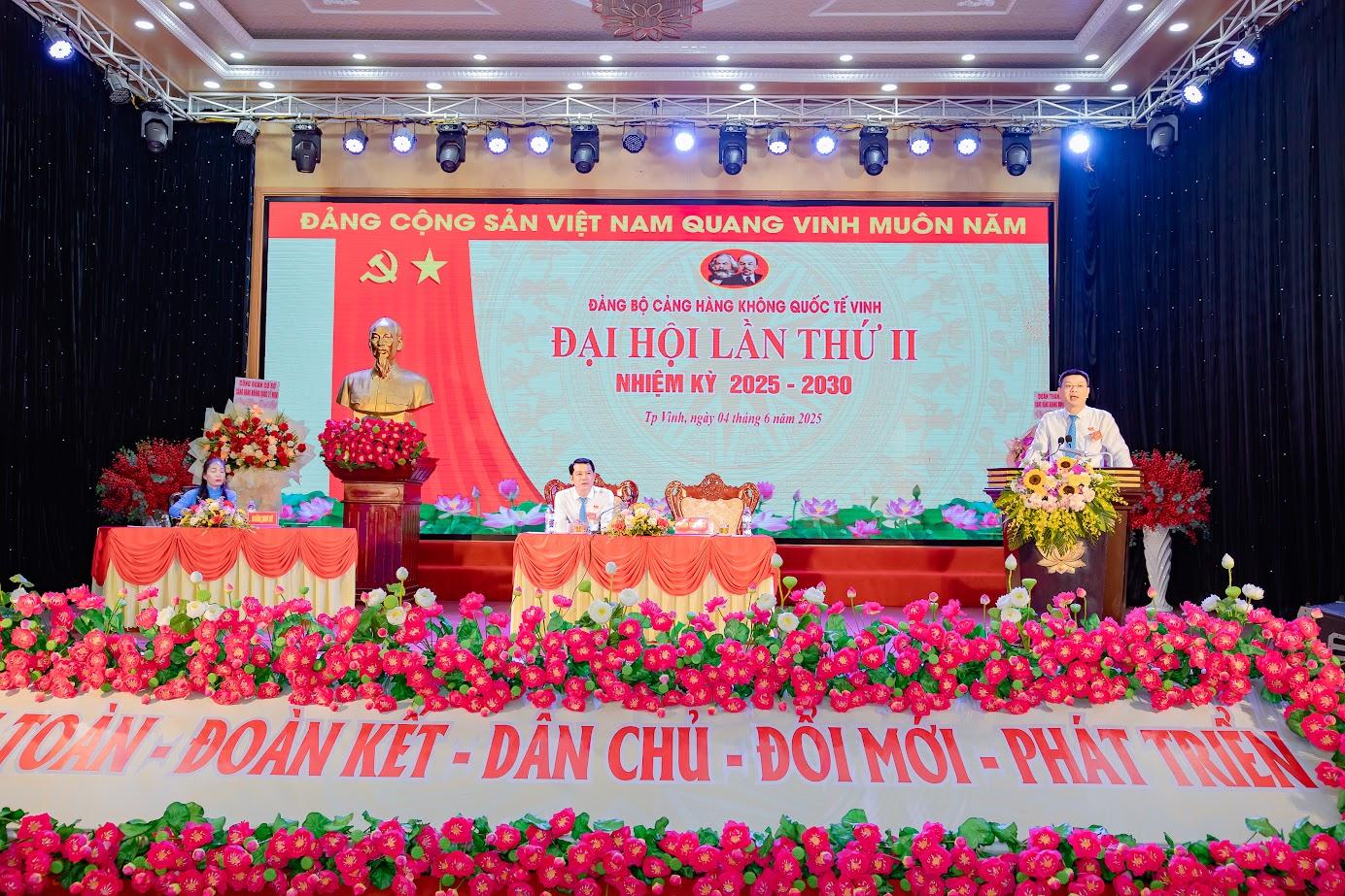 Ảnh có chứa trong nhà, rộng lớn, thính phòng, ngườiNội dung do AI tạo ra có thể không chính xác.