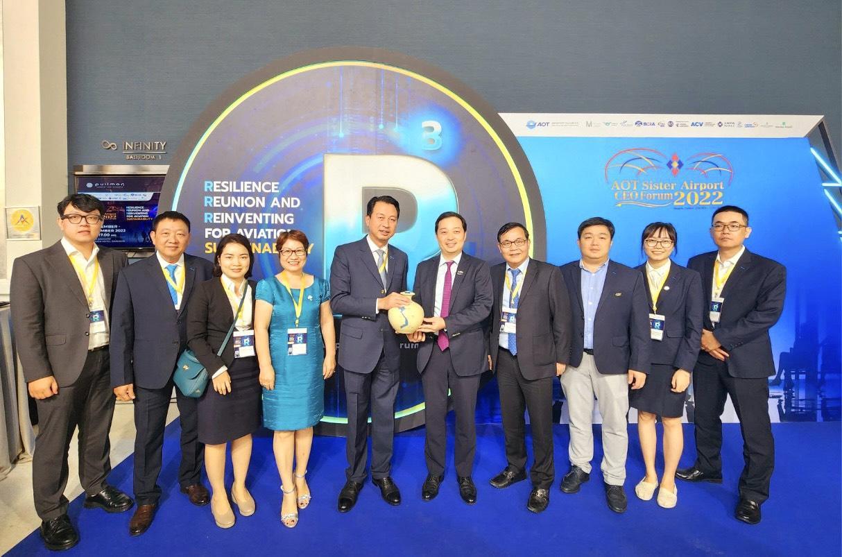Đoàn công tác của ACV gặp gỡ, tặng quà lưu niệm Chủ tich AOT trong Chương trình “AOT Sister Airports CEO Forum 2022” tại Thái Lan