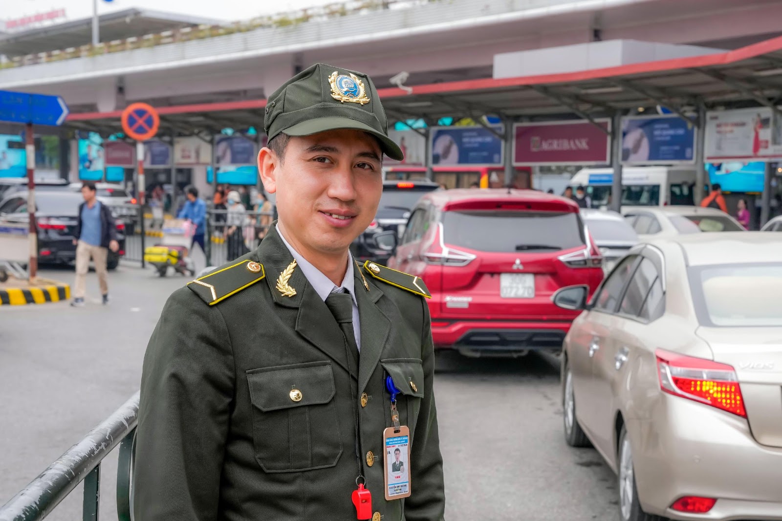 Anh Nguyễn Như Dương - Nhân viên An ninh sân đỗ ô tô - Trung tâm An ninh hàng không Nội Bài trong lúc làm nhiệm vụ