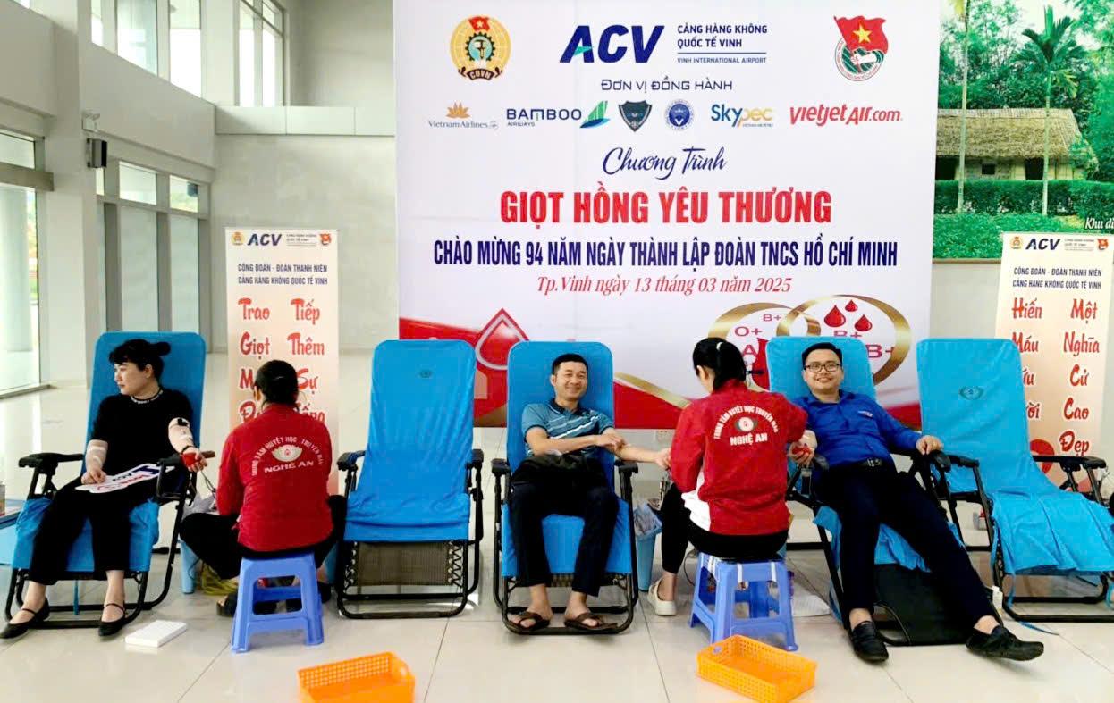A group of people sitting in chairsAI-generated content may be incorrect.