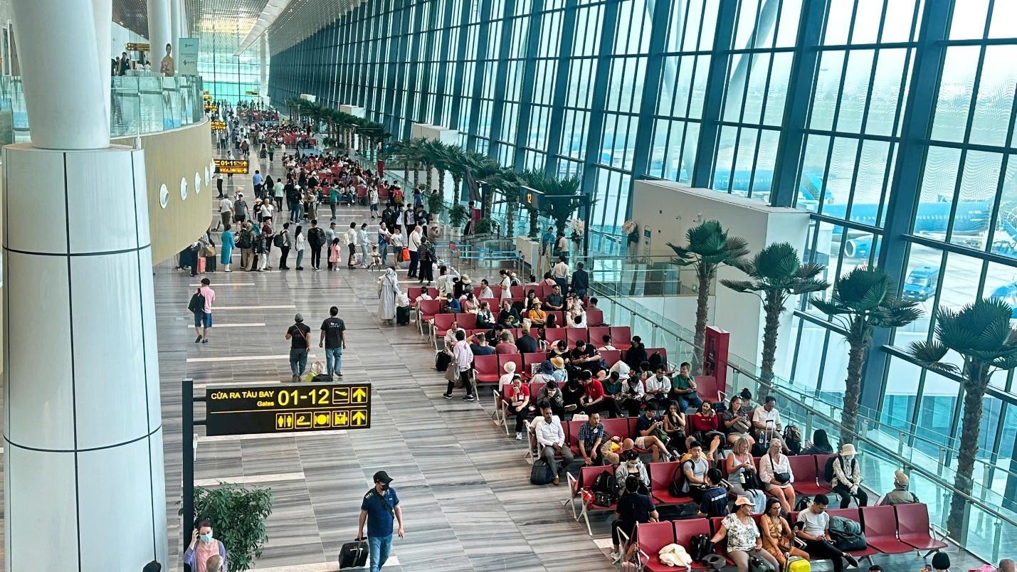 A group of people in an airportAI-generated content may be incorrect.
