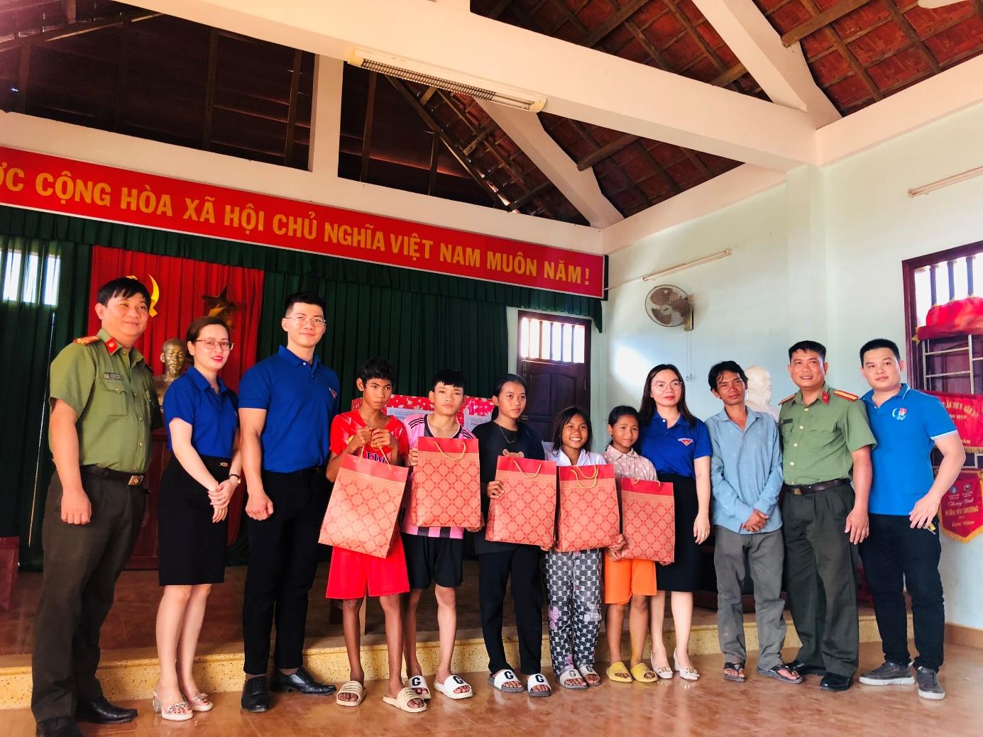D:\TRANG\12. HÌNH ẢNH\TRUNG THU 2023\z4728338845216_d6db32a2c96291f12de8dd971fc5a6ae.jpg