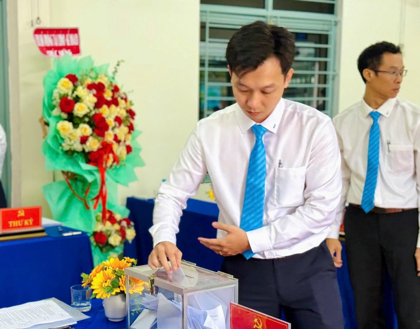 D:\TRANG\12. HÌNH ẢNH\2025\Đại hội Đảng bộ\z6690827974304_0e792bc7af0252750e16a48d416e99a5.jpg