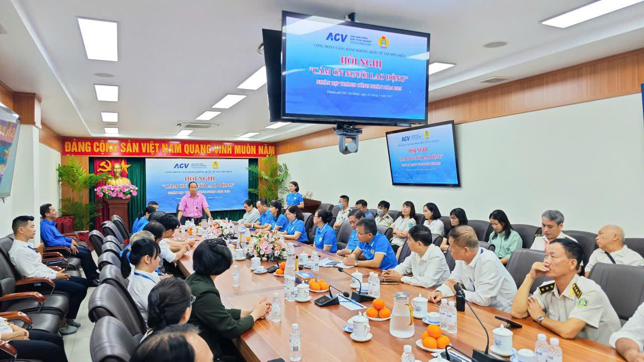 A group of people sitting at a tableAI-generated content may be incorrect.