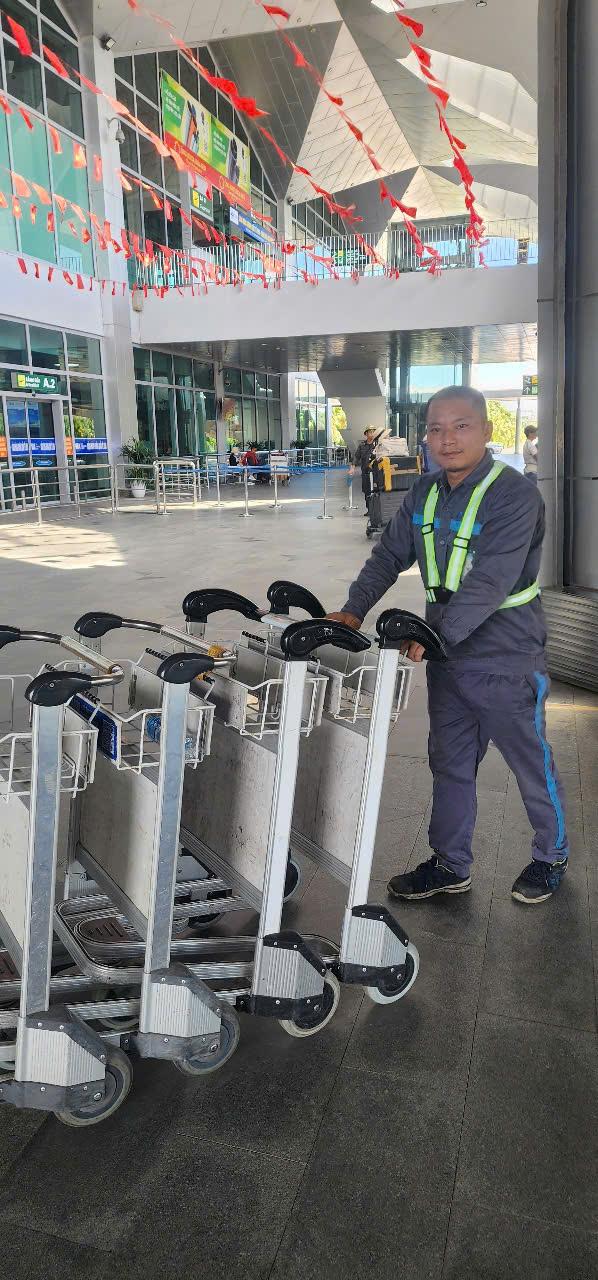 Ảnh có chứa trang phục, giày dép, người, văn bảnNội dung do AI tạo ra có thể không chính xác.