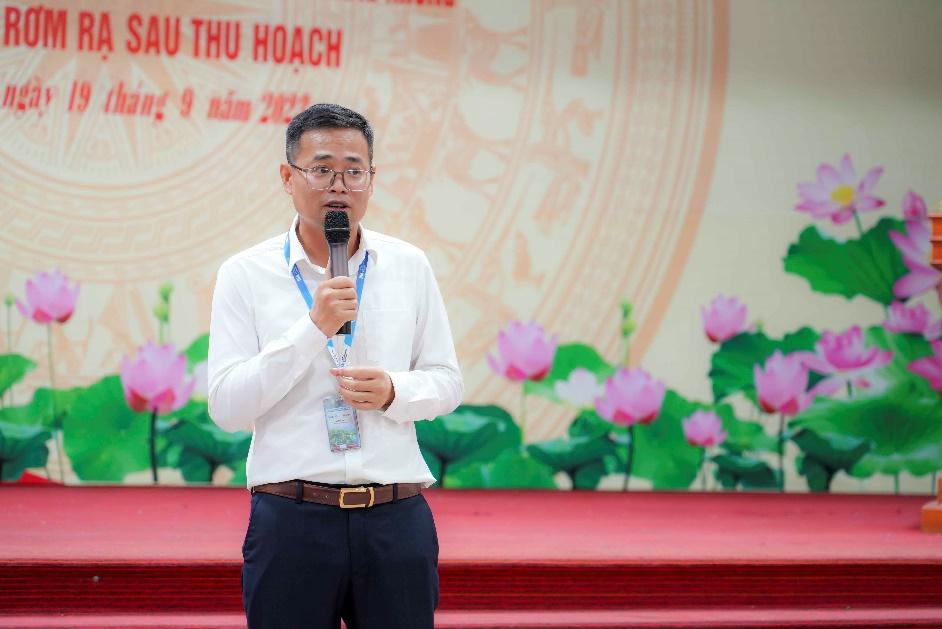 3 Ông Lại Thế Sơn – Phó Trưởng phòng An toàn và kiểm soát chất lượng Cảng HKQT Nội Bài sử dụng các ví dụ trực quan sinh động để giúp người dân dễ hiểu
