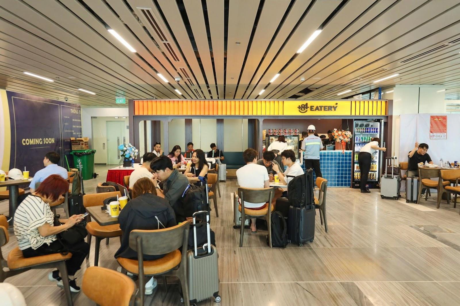 A group of people sitting at tables in a restaurantAI-generated content may be incorrect.