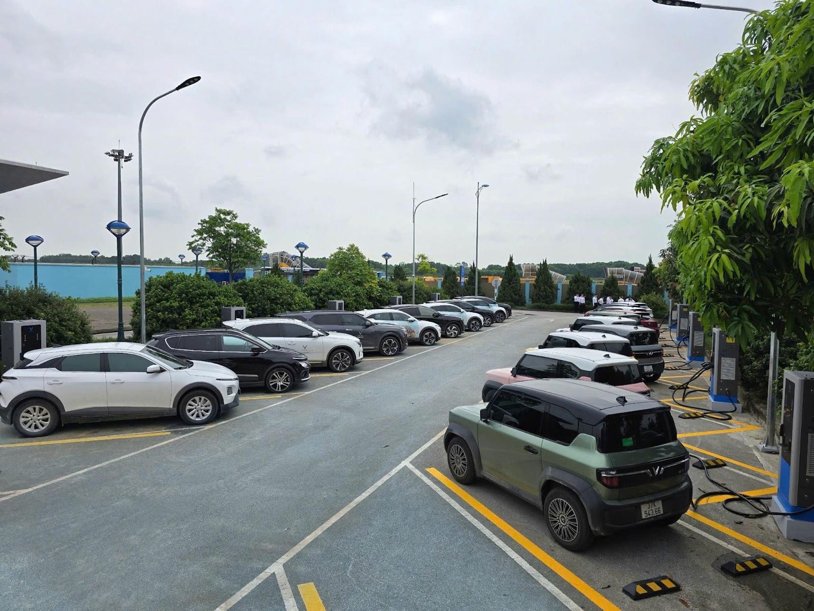 A parking lot with cars parkedAI-generated content may be incorrect.