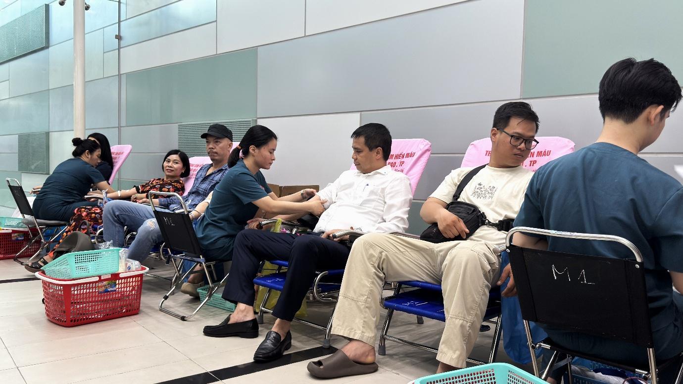 A group of people sitting in chairsAI-generated content may be incorrect.