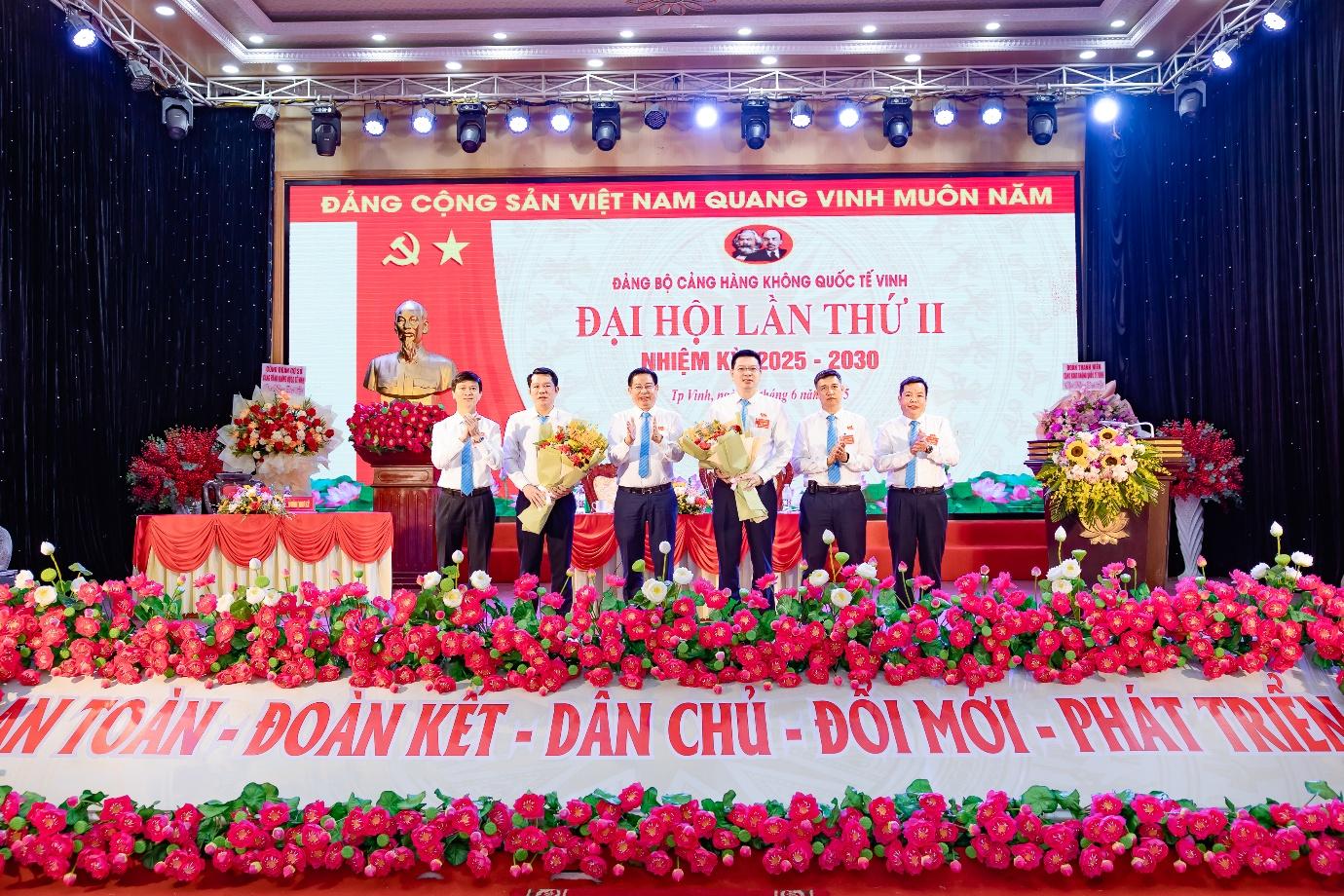 Ảnh có chứa trong nhà, người, rộng lớn, hoaNội dung do AI tạo ra có thể không chính xác.