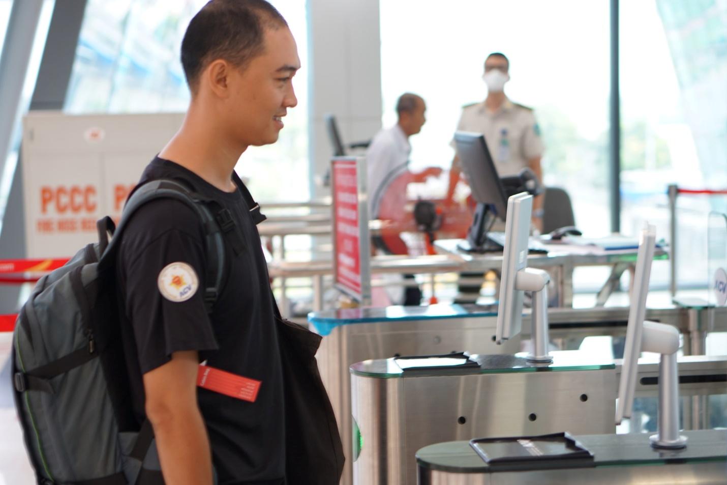 A person standing in front of a computerAI-generated content may be incorrect.