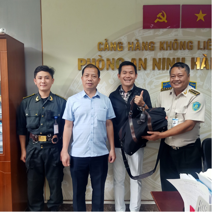 Nhân viên Cảng hàng không Liên Khương trả lại chiếc túi có gần 140 triệu đồng cho hành khách|LOCAL_PATH:crawled_data/images/featured_008eb26385eb.png