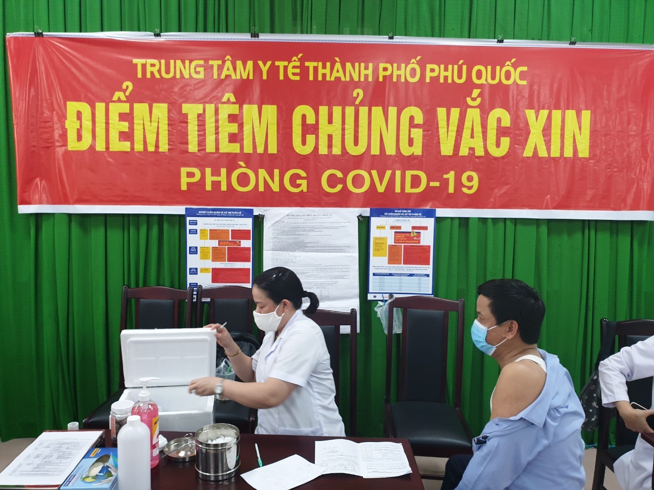 Phu Quoc International Airport: staffs/ employees received Covid-19 jabs|LOCAL_PATH:crawled_data/images/featured_0111b630ef12.jpg