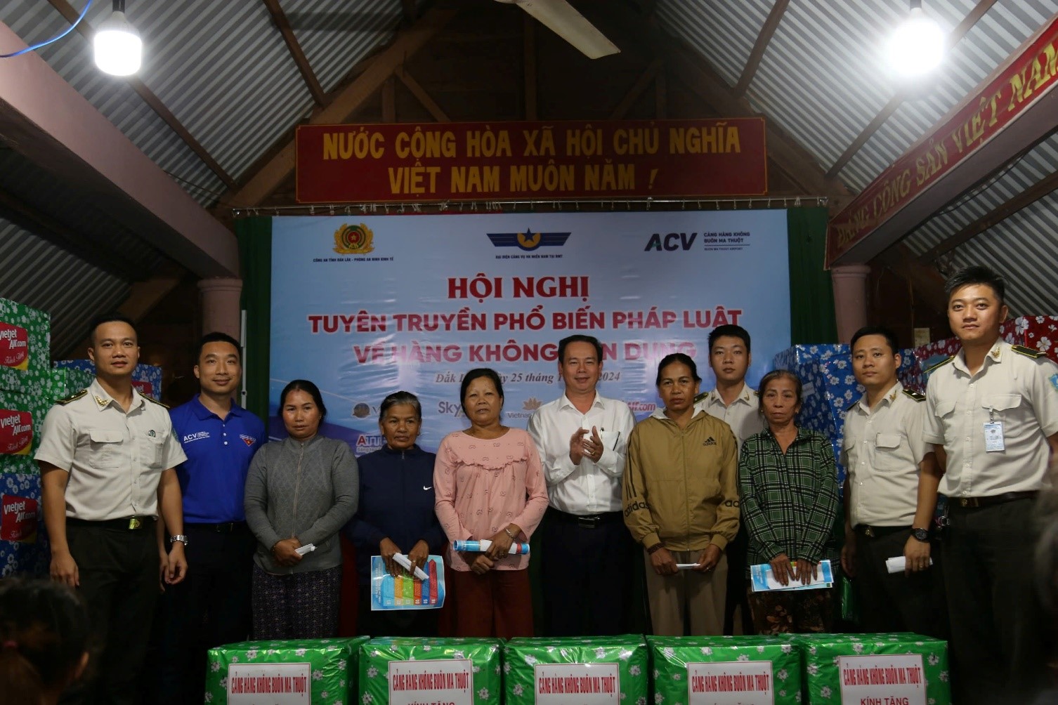 Cảng hàng không Buôn Ma Thuột phối hợp tuyên truyền pháp luật cho người dân về an ninh, an toàn hàng không dân dụng|LOCAL_PATH:crawled_data/images/featured_01dd600a6732.jpg