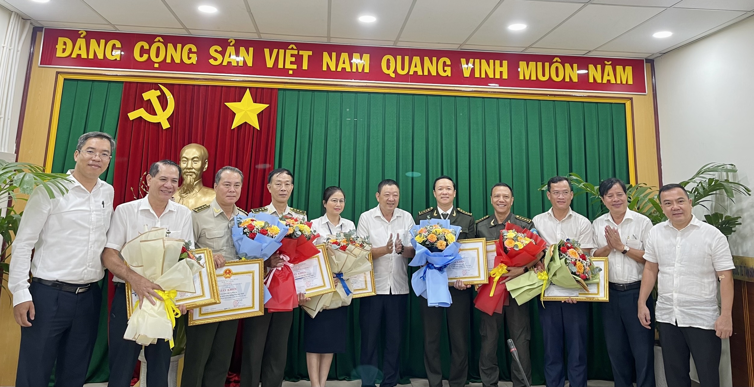 Cảng HKQT Tân Sơn Nhất khen thưởng đột xuất những cá nhân và tập thể đã có thành tích xuất sắc trong giai đoạn cao điểm Lễ ngày 30/4 và 01/5 năm 2024|LOCAL_PATH:crawled_data/images/featured_03937c77a3ee.jpg