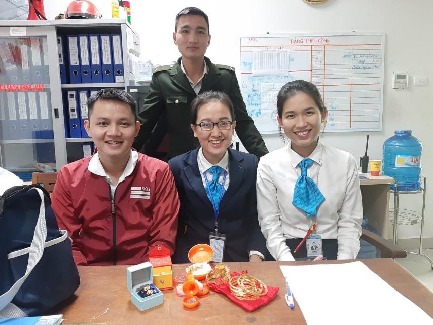 Cảng hàng không Phù Cát: Nhân viên an ninh hàng không phát hiện và trả trả lại tài sản trị giá hơn 100 triệu đồng cho hành khách|LOCAL_PATH:crawled_data/images/featured_05aee0ae2dcb.jpg