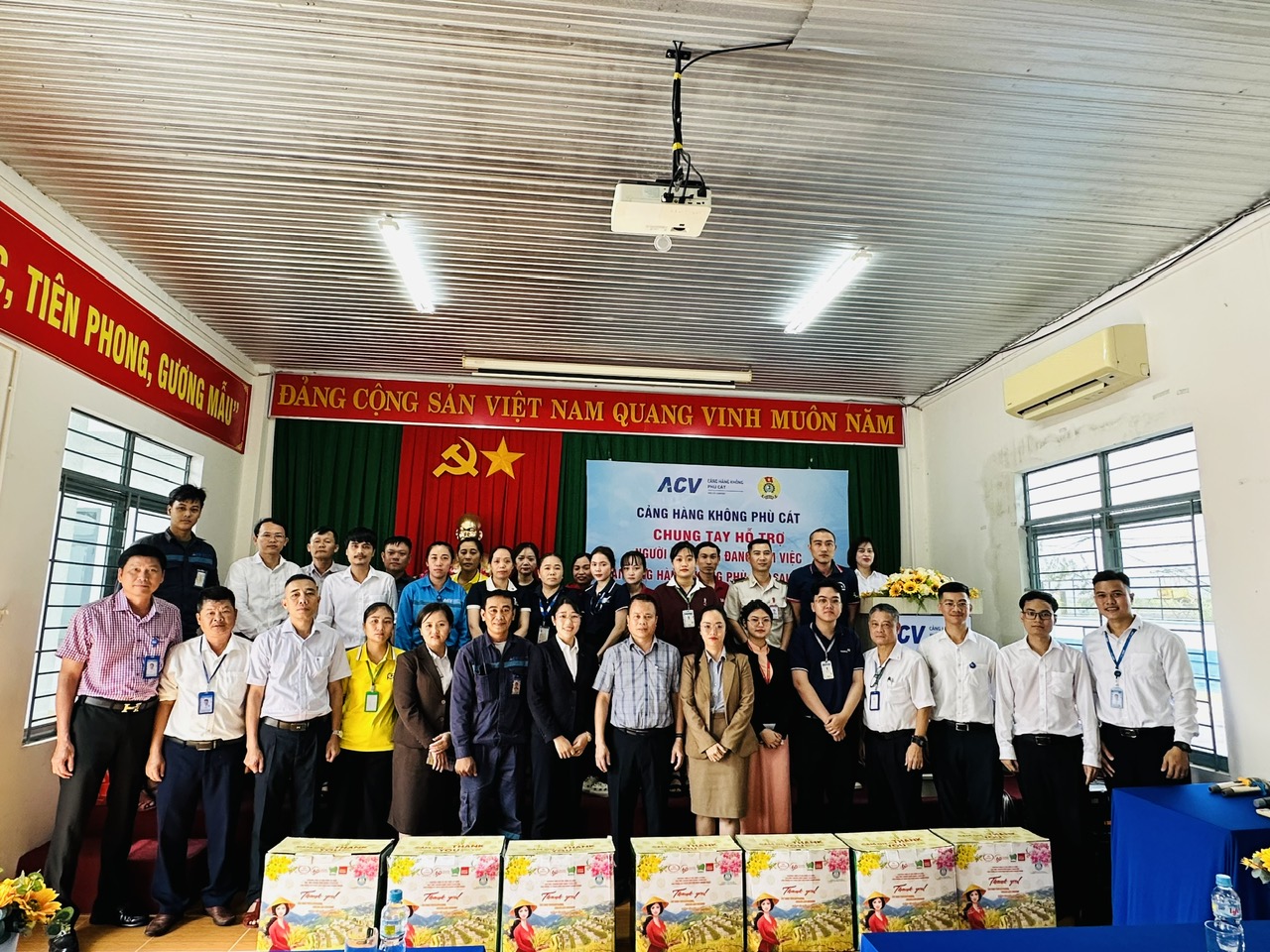 Cảng hàng không Phù Cát chung tay hỗ trợ người lao động bị ảnh hưởng bởi bão lũ|LOCAL_PATH:crawled_data/images/featured_062a99ba1351.jpg