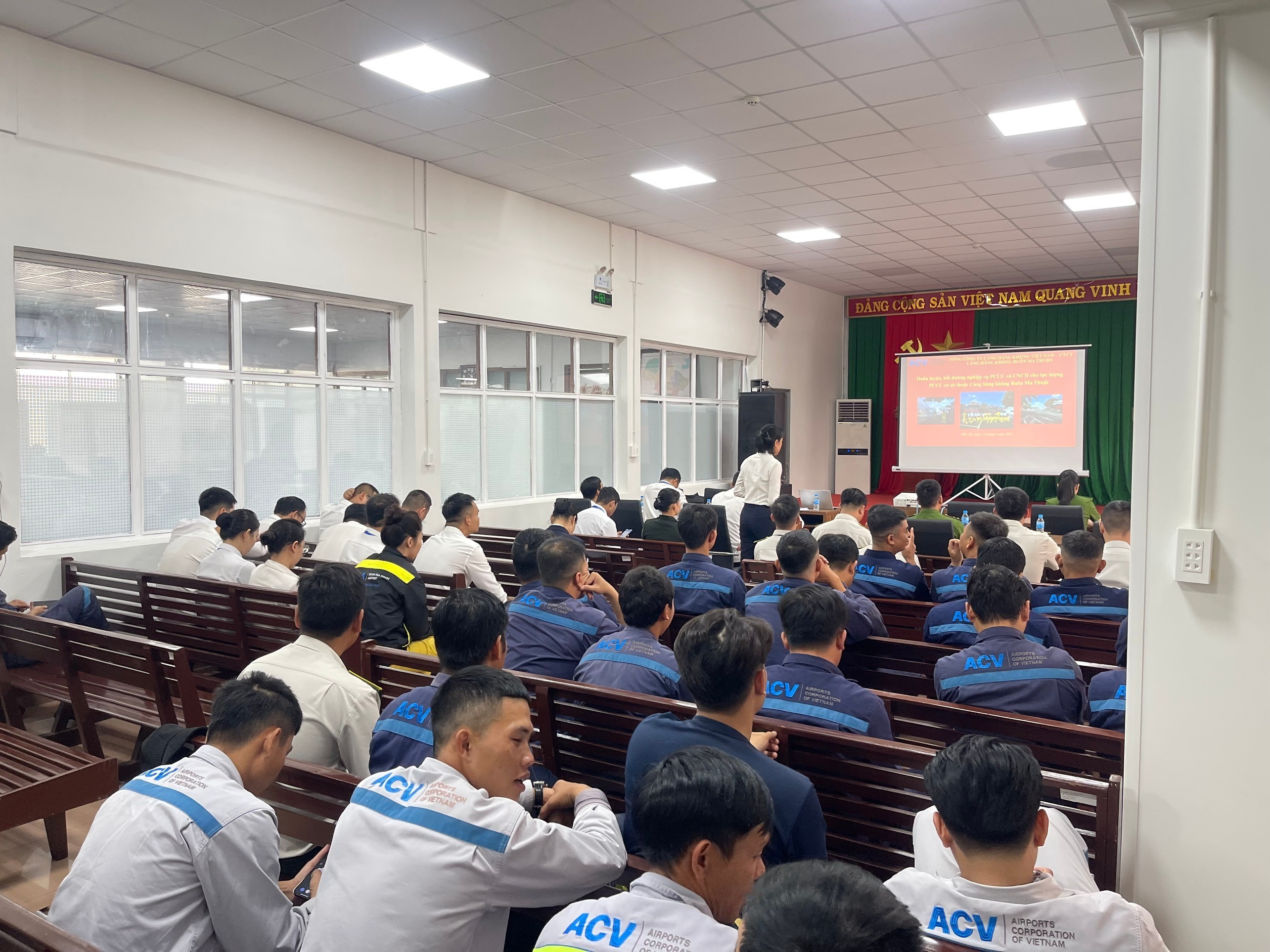 Cảng hàng không Buôn Ma Thuột tổ chức huấn luyện ATVSLĐ và đảm bảo công tác PCCC – CNCH năm 2024|LOCAL_PATH:crawled_data/images/featured_09177a86ec95.jpg