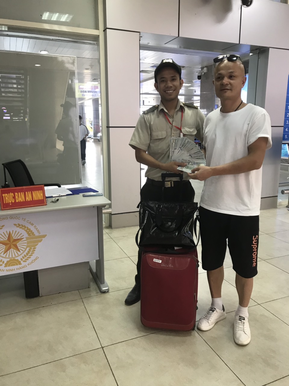 Cảng HKQT Cam Ranh: Phát hiện và trả lại hành khách gần 400 triệu đồng|LOCAL_PATH:crawled_data/images/featured_0bd279f68d00.jpg