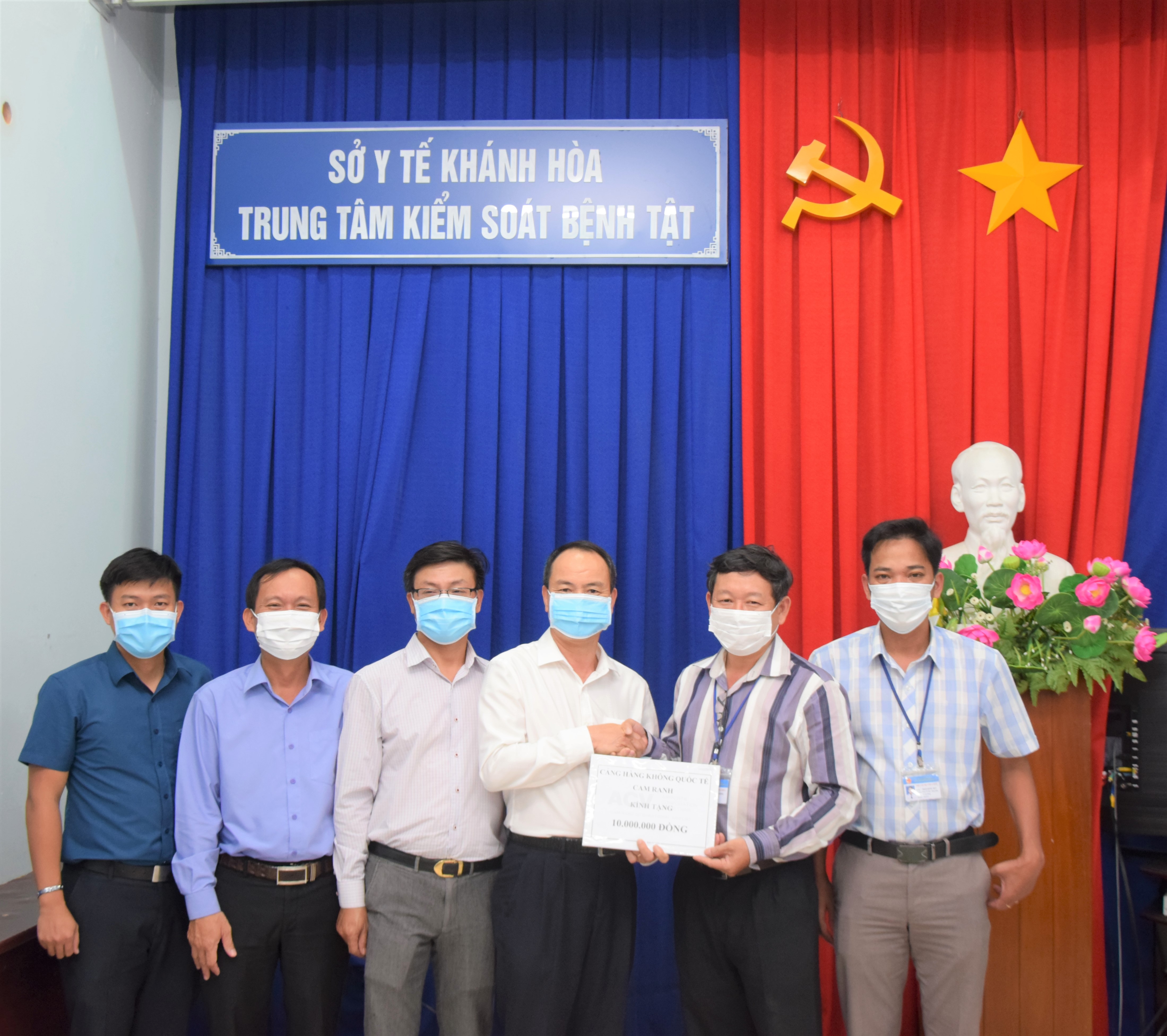 Cảng HKQT Cam Ranh thăm hỏi, động viên và tặng quà cho CBNV Trung tâm kiểm soát bệnh tật tỉnh Khánh Hòa|LOCAL_PATH:crawled_data/images/featured_0c71127b2d33.jpg