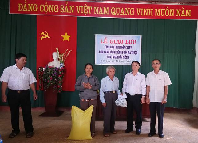 Cảng hàng không Buôn Ma Thuột giao lưu, tặng quà các hộ gia đình thương binh, chính sách, có công với cách mạng, hộ nghèo xã Thuận Thắng, thành phố Buôn Ma Thuột|LOCAL_PATH:crawled_data/images/featured_0dd40e2234b6.jpg